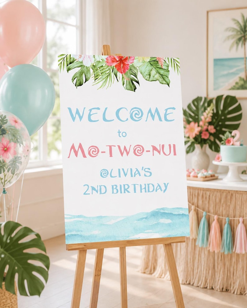 K&ouml;nnte beinhalten: Eine Holzstaffelei zeigt ein Willkommensschild mit tropischen Blumen- und Wellenmustern. Auf dem Schild steht "WELCOME to Mo-TWo-Nui @Olivia's 2nd Birthday" in blauen und rosa Buchstaben. Ballons und Partydekorationen im Hintergrund.