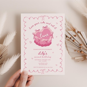 Puede incluir: Invitación de cumpleaños rosa con un pastel rosa decorado con lazos y la palabra "dos" en él. La invitación dice "Have your cake and eat it two" e incluye los detalles de la fiesta de cumpleaños de Lily.