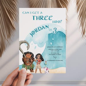Puede incluir: Una tarjeta de invitación azul y blanca con una imagen de dibujos animados de Moana y Maui de la película de Disney Moana. El texto de la tarjeta dice "Can I get a Three Hoo? Jordan is 3".