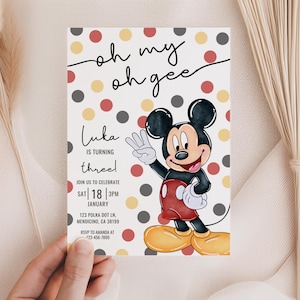 Può includere: Un biglietto d'invito di compleanno rettangolare con un personaggio topo dei cartoni animati, pois rossi, gialli e grigi su sfondo bianco. Il testo recita: oh my oh gee, Luka is turning three! Join us to celebrate, Sat 18 January, 3pm.