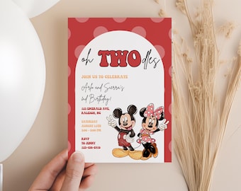 Inbjudan till tvillingfödelsedag med Oh Twoodles, Musse och Mimmi Pigg-fest, 2-årsdagsinbjudan, Twoodles till andra året med prickar, pojke och flicka, röd