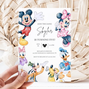 Può includere: Un invito a una festa di compleanno con Topolino, Minnie Mouse, Paperino, Pippo e Pluto. L'invito è per un bambino di nome Skylar che compie cinque anni. L'invito include la data, l'ora e il luogo della festa. Sono incluse anche le informazioni RSVP.