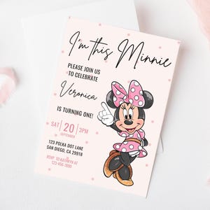 Minnie Maus Geburtstagseinladung, Minnie Maus Party Einladung, Mädchen Punkte groovy Ballon ein Willkommensschild Lebensmitteletiketten Hot Diggity Hund Bild 2