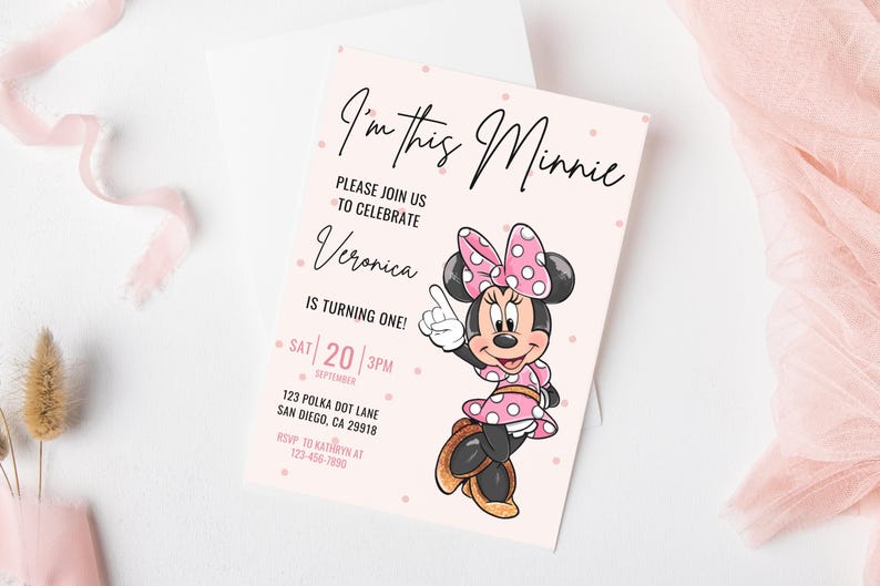 Minnie Maus Geburtstagseinladung, Minnie Maus Party Einladung, Mädchen Punkte groovy Ballon ein Willkommensschild Lebensmitteletiketten Hot Diggity Hund Bild 2