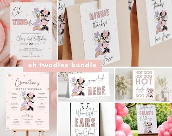 Może przedstawiać: Zestaw drukowanych dekoracji na przyjęcie z motywem Minnie Mouse i Daisy Duck. Dekoracje obejmują tabliczkę powitalną, tabliczkę urodzinową, tabliczkę z hot dogami, etykietę z podziękowaniami i zaproszenie. Dekoracje są różowe, fioletowe i białe w kropki.