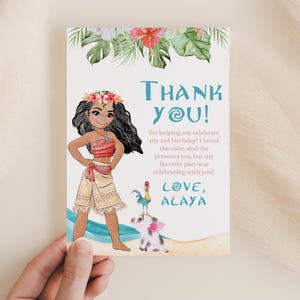 Puede incluir: Una tarjeta de agradecimiento con una ilustraci&oacute;n de dibujos animados de Moana de la pel&iacute;cula de Disney Moana. La tarjeta tiene un fondo azul y blanco con un dise&ntilde;o floral. El texto de la tarjeta dice "&iexcl;Gracias!" y "Con amor, Alaya".