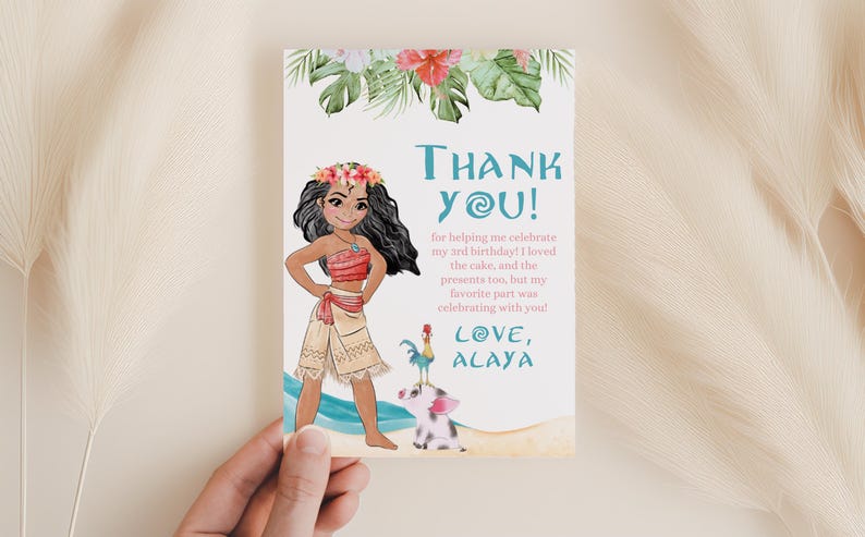Puede incluir: Una tarjeta de agradecimiento con una ilustraci&oacute;n de dibujos animados de Moana de la pel&iacute;cula de Disney Moana. La tarjeta tiene un fondo azul y blanco con un dise&ntilde;o floral. El texto de la tarjeta dice "&iexcl;Gracias!" y "Con amor, Alaya".