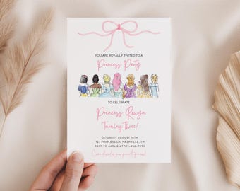 Puede incluir: Una tarjeta de invitación blanca con texto rosa y una ilustración de acuarela de princesas. El texto dice "Princess Party" y "Princess Raya Turning Three!" con detalles del evento. Un lazo rosa está en la parte superior.