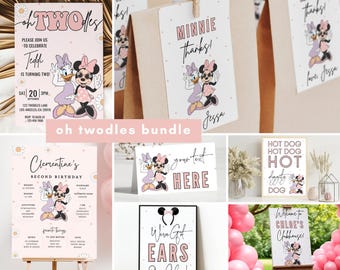Może przedstawiać: Zestaw drukowanych dekoracji na przyjęcie z motywem Minnie Mouse i Daisy Duck. Dekoracje obejmują zaproszenie na urodziny, tabliczkę powitalną, tabliczkę z jedzeniem, etykietę z podziękowaniem i tabliczkę z napisem "We've Got Ears". Dekoracje są różowe i białe w kropki.