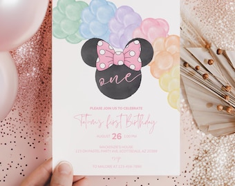 Könnte beinhalten: Eine rosafarbene und weiße Geburtstagseinladung mit einer Aquarell-Illustration von Mickey-Maus-Ohren mit einer rosa Schleife und dem Wort "one" in Grau. Der Text lautet: "Bitte feiern Sie mit uns den ersten Geburtstag von Tatum, am 26. August um 13:00 Uhr, im Haus von Mackenzie, 123 Oh Pastel Party Ave, Scottsdale, AZ 20390, RSVP an Malorie unter 123-456-7890."