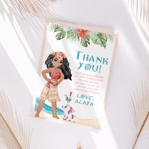 Puede incluir: Una tarjeta de agradecimiento con una ilustraci&oacute;n de dibujos animados de Moana de la pel&iacute;cula de Disney Moana. La tarjeta tiene un tema tropical con hojas verdes y flores. El texto de la tarjeta dice "&iexcl;Gracias! por ayudarme a celebrar mi 3er cumplea&ntilde;os! Me encant&oacute; el pastel y los regalos, pero mi parte favorita fue celebrar contigo! Con cari&ntilde;o, Alaya"