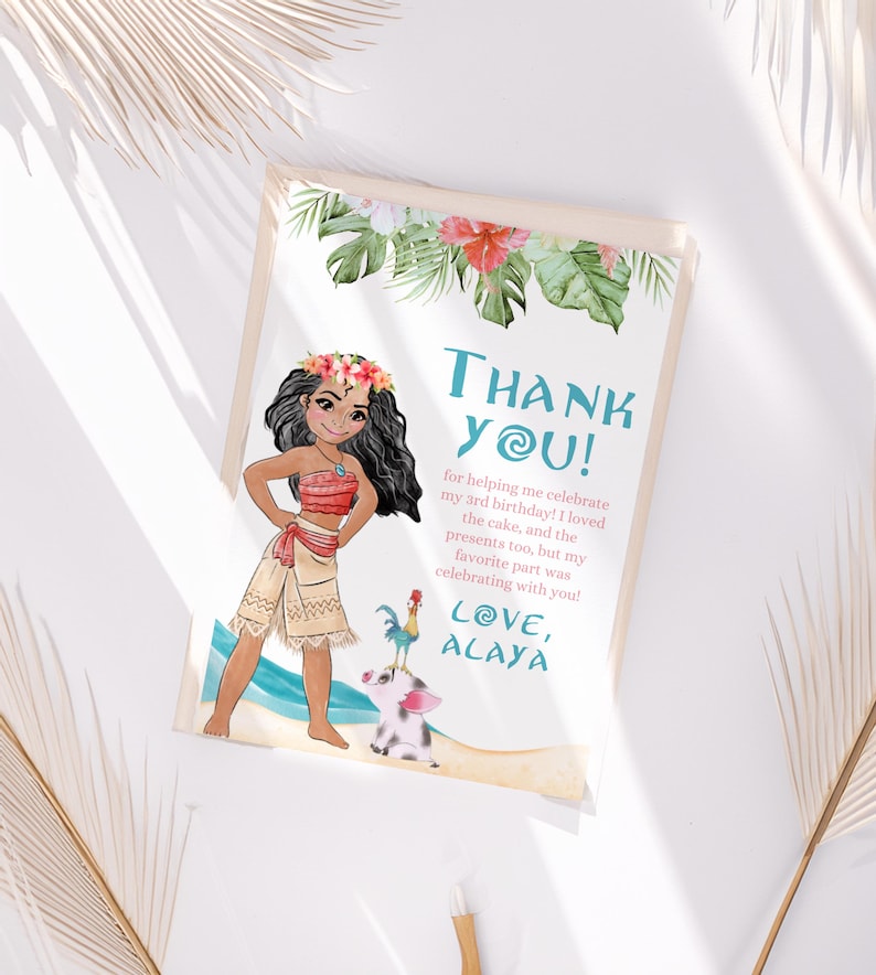 Puede incluir: Una tarjeta de agradecimiento con una ilustraci&oacute;n de dibujos animados de Moana de la pel&iacute;cula de Disney Moana. La tarjeta tiene un tema tropical con hojas verdes y flores. El texto de la tarjeta dice "&iexcl;Gracias! por ayudarme a celebrar mi 3er cumplea&ntilde;os! Me encant&oacute; el pastel y los regalos, pero mi parte favorita fue celebrar contigo! Con cari&ntilde;o, Alaya"