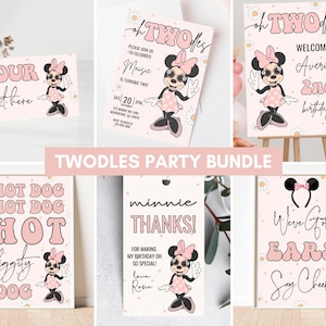 Może przedstawiać: Zestaw do druku na przyjęcie w różowo-białym kolorze z postacią kreskówkowej Minnie Mouse w okularach przeciwsłonecznych. Zestaw zawiera tabliczkę powitalną, tabliczkę z podziękowaniami, tabliczkę z hot dogiem i zaproszenie. Tekst na zaproszeniu brzmi: "Oh Twodles! Dołącz do nas, aby uczcić urodziny Maisie, która kończy dwa lata!"