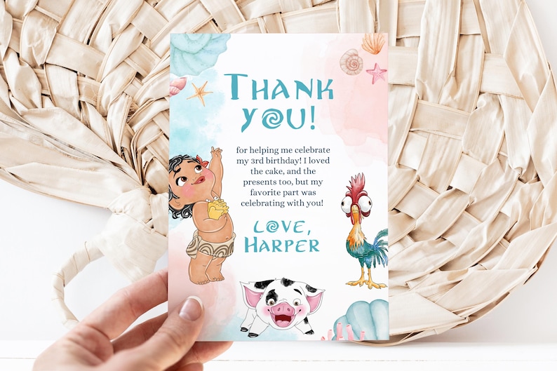 K&ouml;nnte beinhalten: Eine Dankeskarte mit einer Illustration von Moana und Hei Hei. Die Karte hat einen rosa und blauen Aquarellhintergrund mit Muscheln und Seesternen. Der Text lautet "Danke! f&uuml;r deine Hilfe bei der Feier meines 3. Geburtstages! Ich habe den Kuchen geliebt, und die Geschenke auch, aber mein Lieblingsteil war das Feiern mit dir! Liebe, Harper"