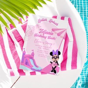 Peut inclure: Invitation d'anniversaire sur le thème de Minnie Mouse avec le texte "Splish, Splash, It's a Minnie Birthday Bash!" et "Olivia a 3 ans". L'invitation est sur une serviette à rayures roses et blanches, avec une feuille de palmier et une piscine bleue en arrière-plan.