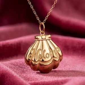 Puede incluir: Un juego de tres tazas de cerámica con un acabado mate moteado. Cada taza presenta un color diferente: azul claro, crema y gris. Las tazas tienen un diseño simple y moderno y un asa cómoda.