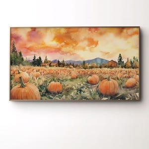 Puede incluir: Pintura a la acuarela de un campo de calabazas al atardecer. La obra presenta un campo de calabazas naranjas, follaje verde y un cielo vibrante con tonos naranjas y amarillos. Una granja y árboles están en el fondo.