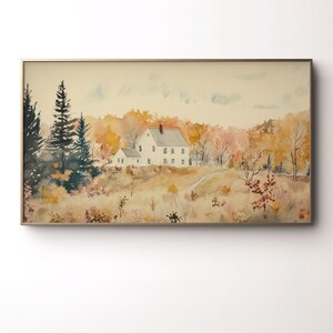 Könnte beinhalten: Aquarellmalerei eines weißen Bauernhauses mit rotem Dach, eingebettet in eine Landschaft mit Herbstlaub. Das Kunstwerk ist in einem goldfarbenen Rahmen gerahmt und schafft eine warme und einladende Szene. Das Gemälde fängt die Essenz einer ruhigen Landschaft ein.