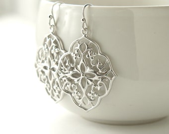 Silver Floral Filigree Earrings . Rhodium Plated Dangle Earrings for wedding jewelry, bridal jewelry