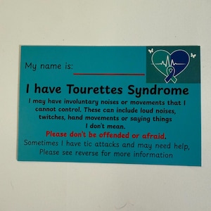 Könnte beinhalten: Eine türkisfarbene Karte mit dem Text "I have Tourettes Syndrome" und einer herzförmigen Grafik mit Herzschlag und Schleife. Die Karte erklärt unwillkürliche Bewegungen und Geräusche und bittet, sich nicht beleidigt oder ängstlich zu fühlen.