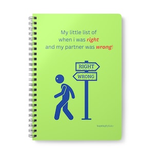 Pode incluir: Um caderno espiral verde com o texto "My little list of when I was right and my partner was wrong!" e um boneco de palito caminhando em direção a uma placa que diz "RIGHT" e "WRONG".