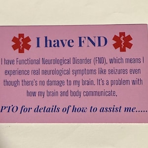 Könnte beinhalten: Eine rosa Karte mit dem Text "I have FND" und zwei roten medizinischen Symbolen. Die Karte erklärt die funktionelle neurologische Störung (FND) und wie sie den Körper beeinflusst. Sie enthält auch eine Bitte um Hilfe.