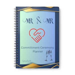 Peut inclure: Un agenda à spirales avec une couverture bleue et dorée. La couverture présente le texte "MR & MR" en sarcelle, un graphique de poignée de main en forme de cœur rouge et les mots "Commitment Ceremony Planner". Deux flûtes à champagne sont également représentées.