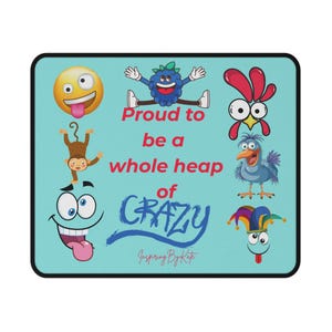 Puede incluir: Una alfombrilla de ratón azul con un fondo azul claro y una variedad de personajes de dibujos animados. El texto en la alfombrilla de ratón dice "Proud to be a whole heap of CRAZY Inspiring By Kate".