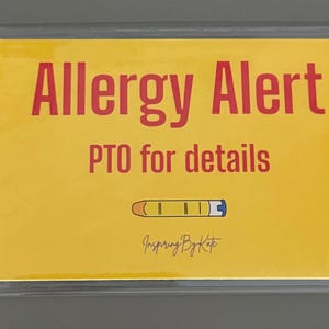 Allergie-Warnkarten: Lassen Sie die Menschen wissen, dass Sie eine Allergie haben, welche Medikamente Sie einnehmen und welche Notfallkontaktinformationen Sie haben.