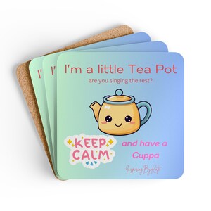 Peut inclure: Un ensemble de quatre sous-verres avec un fond dégradé bleu clair, vert et beige. Les sous-verres présentent une théière de dessin animé avec un visage souriant et le texte "I'm a little Tea Pot are you singing the rest?"  Les sous-verres présentent également un autocollant avec le texte "Keep Calm" et le texte "and have a Cuppa" avec la signature "Inspiring By Kate".