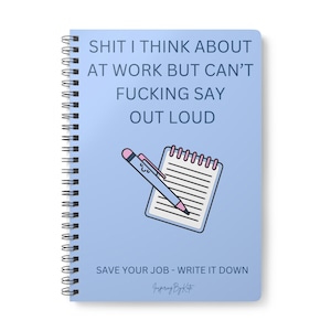 Pode incluir: Um caderno espiral azul com o texto "SHIT I THINK ABOUT AT WORK BUT CAN'T FUCKING SAY OUT LOUD" e o texto "SAVE YOUR JOB - WRITE IT DOWN". O caderno tem um desenho de um lápis e um bloco de notas.