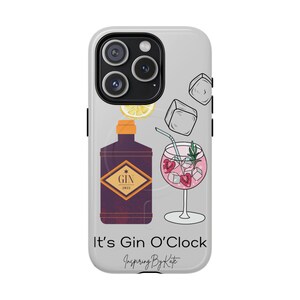 Op de afbeelding: Een witte telefoonhoes met een fles gin, een glas gin-tonic en ijsblokjes. De tekst "It's Gin O'Clock" en "Inspiring By Kate" staat op de hoes gedrukt.