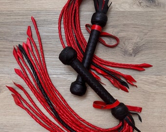 Chicote de couro artesanal de nove caudas, vermelho, para BDSM, para palmadas.
