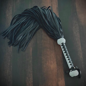 Leather BDSM Flogger With Long Tails Heavy Fetish Spanking Whip With Wooden Handle Wh-Black 70