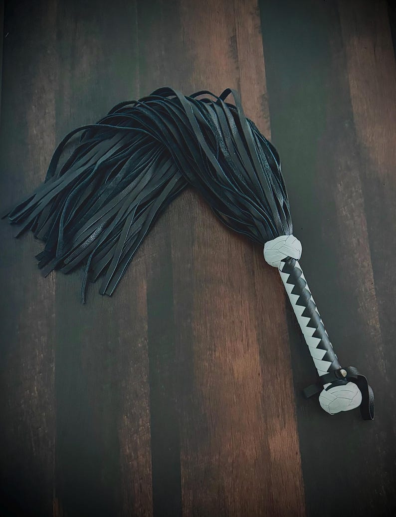 Leather BDSM Flogger With Long Tails Heavy Fetish Spanking Whip With Wooden Handle Wh-Black 70