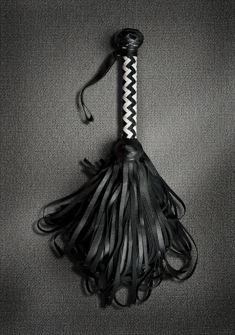 Látigo de cuero hecho a mano, blanco y negro, 70 colas largas, pesado y punzante. imagen 5