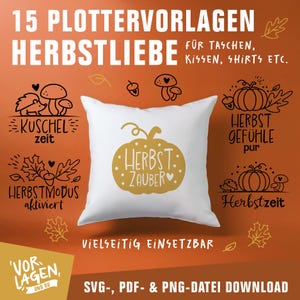 Könnte beinhalten: Ein weißes Kissen mit einem goldenen Kürbisdesign und dem Text "HERBST ZAUBER". Das Bild zeigt auch herbstliche Illustrationen und deutschen Text, darunter "15 PLOTTERVORLAGEN HERBSTLIEBE".