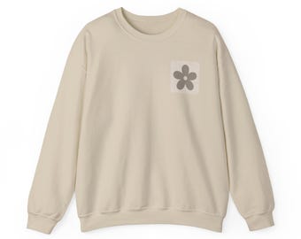 Bluza z neutralnym kwiatowym wzorem na klatce piersiowej – przytulny, minimalistyczny sweter z grafiką