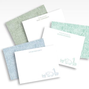 Puede incluir: Cuatro tarjetas de agradecimiento en blanco con un patr&oacute;n de elefante y animales de color azul claro y verde. Las tarjetas tienen el texto "Gracias de parte de Baby Gerhard", "De la habitaci&oacute;n de Elijah Morales" y "Lucas Rafferty" impreso en ellas.