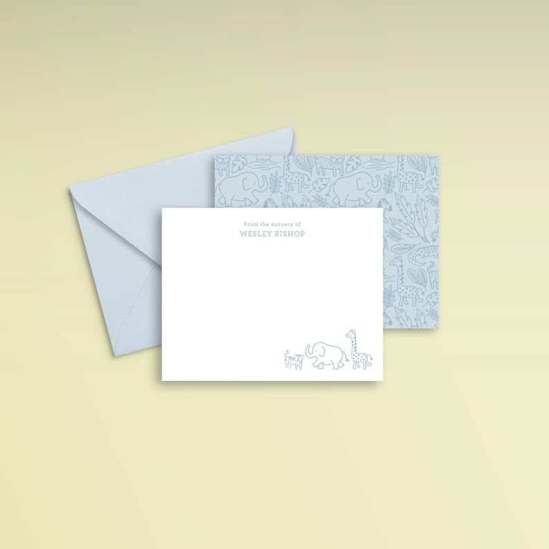 Puede incluir: Una tarjeta blanca con tinta azul, que presenta una ilustraci&oacute;n simple de un elefante y dos jirafas. El texto "From the nursery of WESLEY BISHOP" est&aacute; impreso en la parte superior de la tarjeta.