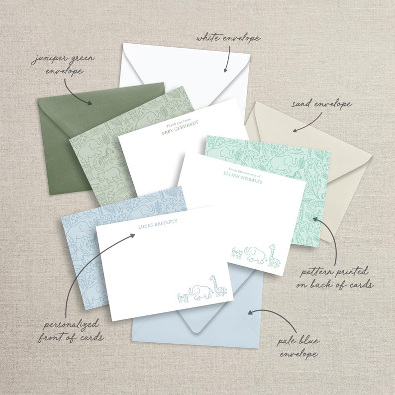 Puede incluir: Un juego de tarjetas de papeler&iacute;a personalizadas con un tema de animales de safari. Las tarjetas presentan un fondo azul claro con un patr&oacute;n de elefantes, jirafas y otros animales. La parte posterior de las tarjetas tiene un fondo verde con el mismo patr&oacute;n. El juego incluye sobres en blanco, azul p&aacute;lido, arena y verde enebro.