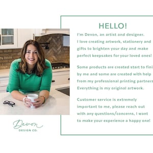 Puede incluir: Una mujer sonr&iacute;e mientras sostiene una taza blanca en un entorno de cocina. El texto "Devon DESIGN CO." est&aacute; en la esquina inferior izquierda de la imagen. El texto "HELLO! I'm Devon, an artist and designer. I love creating artwork, stationery and gifts to brighten your day and make perfect keepsakes for your loved ones! Some products are created start to finish by me and some are created with help from my professional printing partners. Everything is my original artwork. Customer service is extremely important to me, please reach out with any questions/concerns, I want to make your experience a happy one!" est&aacute; en el lado derecho de la imagen.