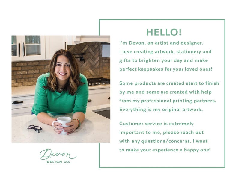Puede incluir: Una mujer sonr&iacute;e mientras sostiene una taza blanca en un entorno de cocina. El texto "Devon DESIGN CO." est&aacute; en la esquina inferior izquierda de la imagen. El texto "HELLO! I'm Devon, an artist and designer. I love creating artwork, stationery and gifts to brighten your day and make perfect keepsakes for your loved ones! Some products are created start to finish by me and some are created with help from my professional printing partners. Everything is my original artwork. Customer service is extremely important to me, please reach out with any questions/concerns, I want to make your experience a happy one!" est&aacute; en el lado derecho de la imagen.