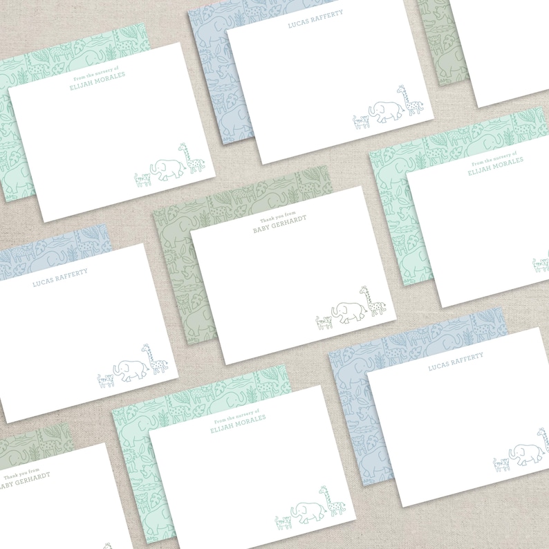Puede incluir: Un conjunto de tarjetas de agradecimiento con un tema de animales de safari. Las tarjetas presentan un fondo azul claro y verde con un patr&oacute;n de elefantes, jirafas y otros animales. El texto en las tarjetas dice "Gracias de parte de Beb&eacute; [Nombre]" y "De la habitaci&oacute;n de [Nombre]".