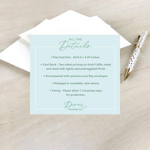 Puede incluir: Una tarjeta blanca con el texto "ALL THE Details" en letra cursiva negra. La tarjeta enumera detalles sobre el tama&ntilde;o de la tarjeta, el tipo de papel, el embalaje y el tiempo de producci&oacute;n. El texto "Devon DESIGN CO." est&aacute; en la parte inferior de la tarjeta.