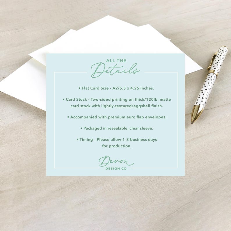 Puede incluir: Una tarjeta blanca con el texto "ALL THE Details" en letra cursiva negra. La tarjeta enumera detalles sobre el tama&ntilde;o de la tarjeta, el tipo de papel, el embalaje y el tiempo de producci&oacute;n. El texto "Devon DESIGN CO." est&aacute; en la parte inferior de la tarjeta.