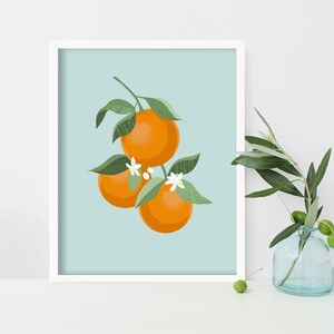 Pode incluir: Uma impress&atilde;o emoldurada de uma ilustra&ccedil;&atilde;o estilizada de tr&ecirc;s laranjas em um galho com folhas verdes e flores brancas em um fundo azul claro.