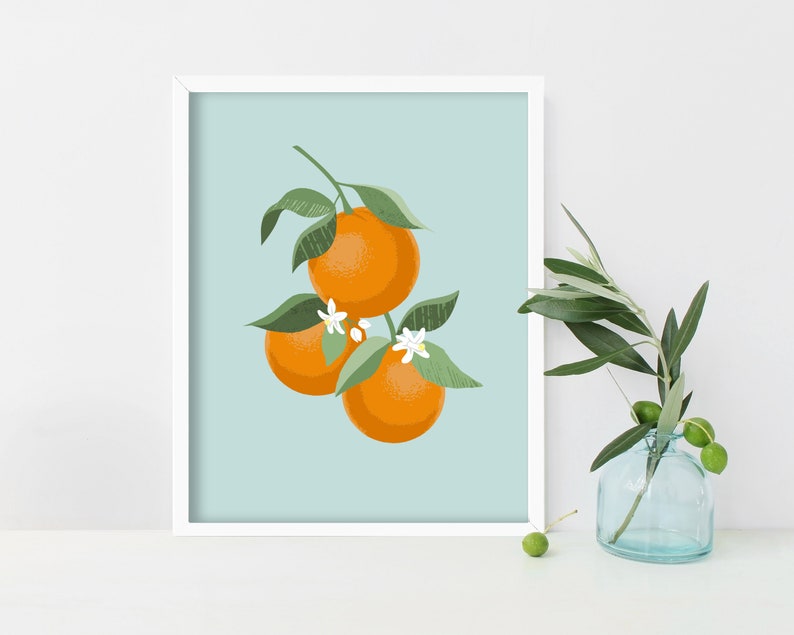 Pode incluir: Uma impress&atilde;o emoldurada de uma ilustra&ccedil;&atilde;o estilizada de tr&ecirc;s laranjas em um galho com folhas verdes e flores brancas em um fundo azul claro.