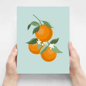 Pode incluir: Uma ilustra&ccedil;&atilde;o digital de tr&ecirc;s laranjas laranja em um galho com folhas verdes e flores brancas sobre um fundo azul claro.