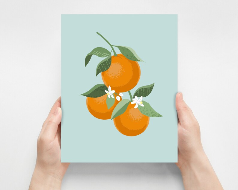 Pode incluir: Uma ilustra&ccedil;&atilde;o digital de tr&ecirc;s laranjas laranja em um galho com folhas verdes e flores brancas sobre um fundo azul claro.